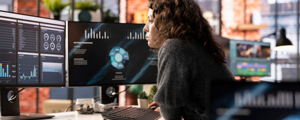 Frau vor Datenmanagement Dashboards